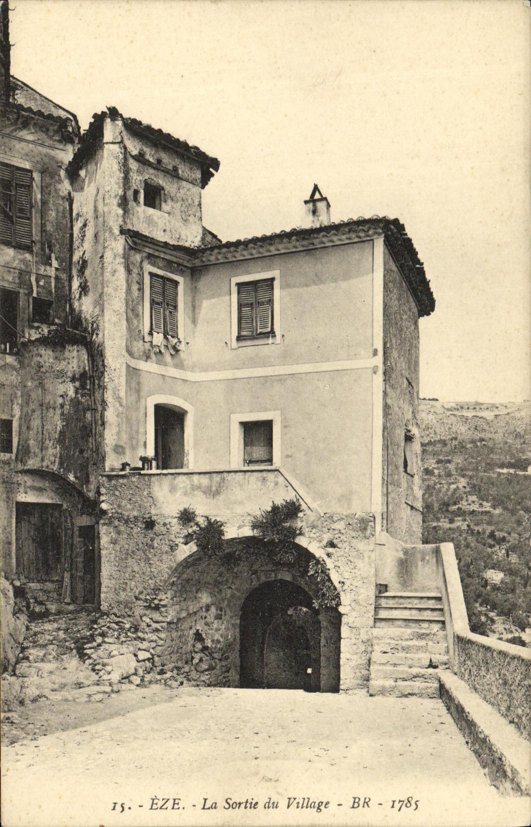 CPA Eze La Sortie du Village
