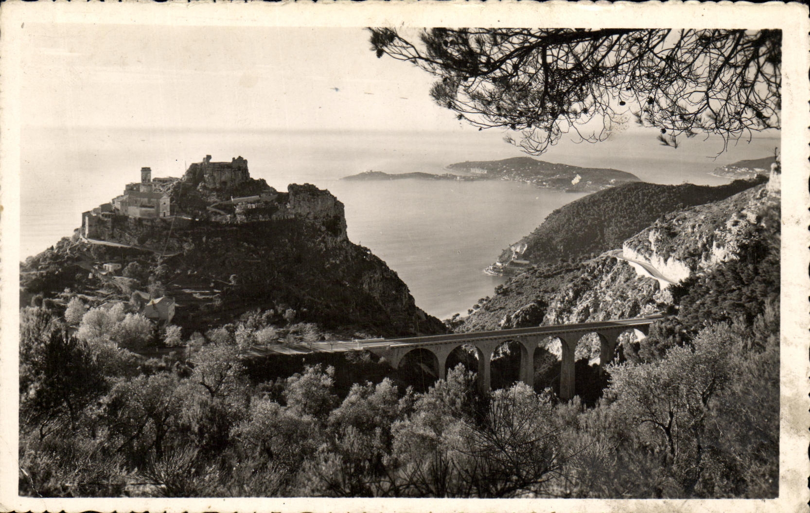 CPA Eze Village Vue le Cap Ferrat roue de la Corniche