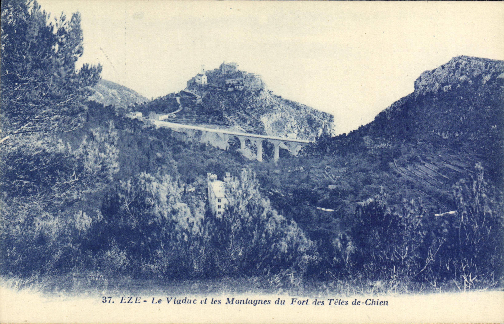 CPA Eze Le Viaduc et les Montagnes du Fort des Tetes de Chien