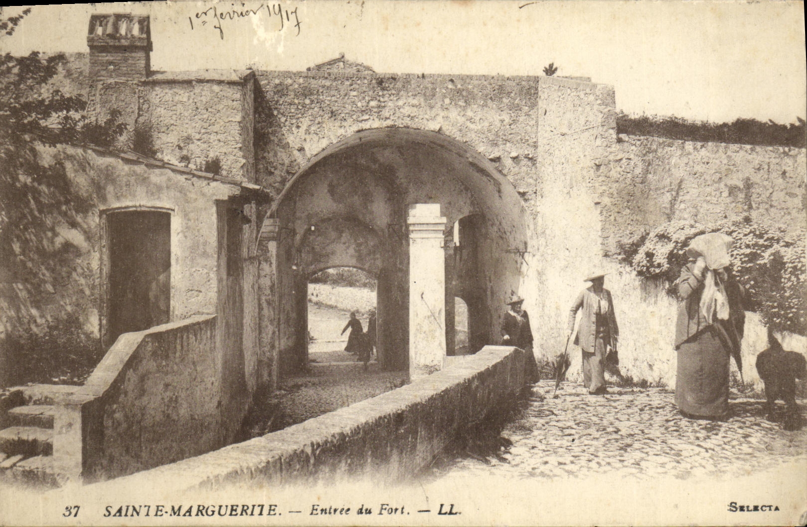 CPA Ile Sainte Marguerite Entree du Fort