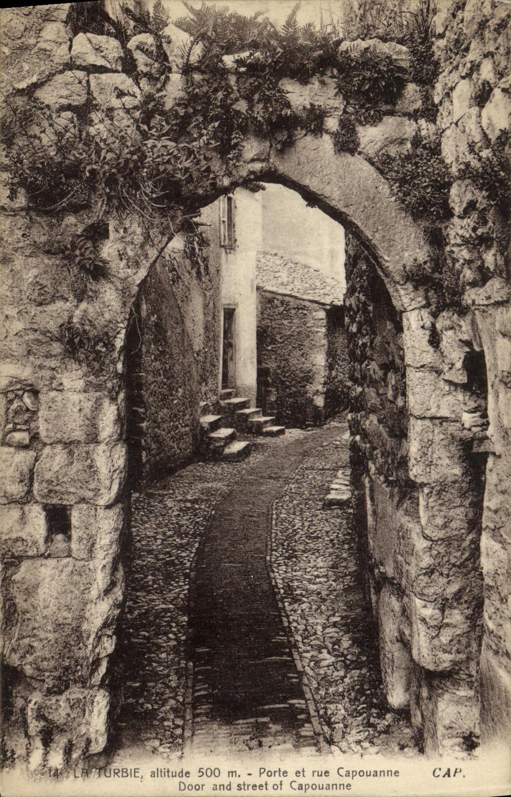 CPA La Turbie altitude Porte et rue Capouanne