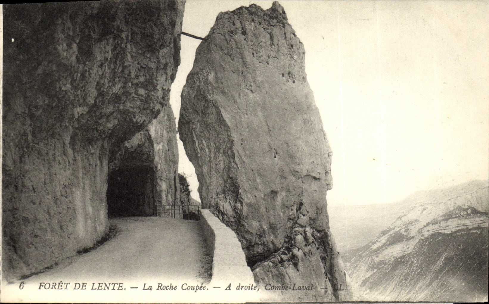 CPA Foret de Lente La Roche Coupee A droite Combe Laval