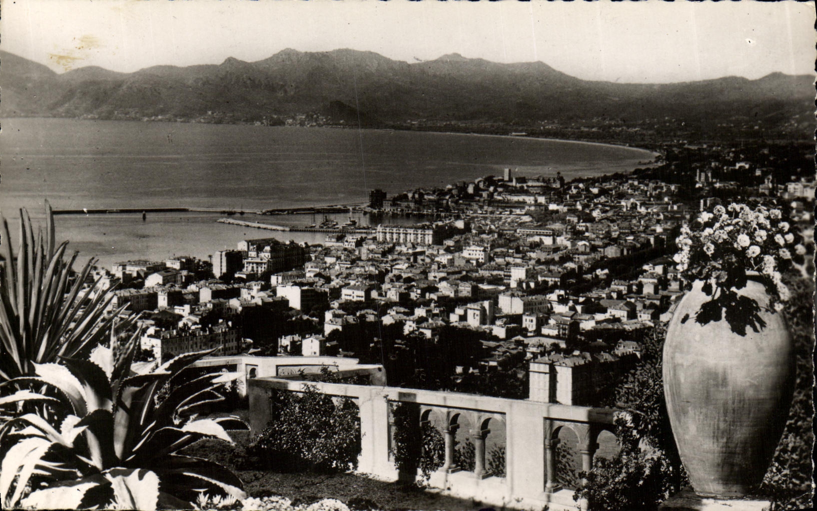 VINTAGE POSTCARD Cannes Seen Prsie de Super Cannes
