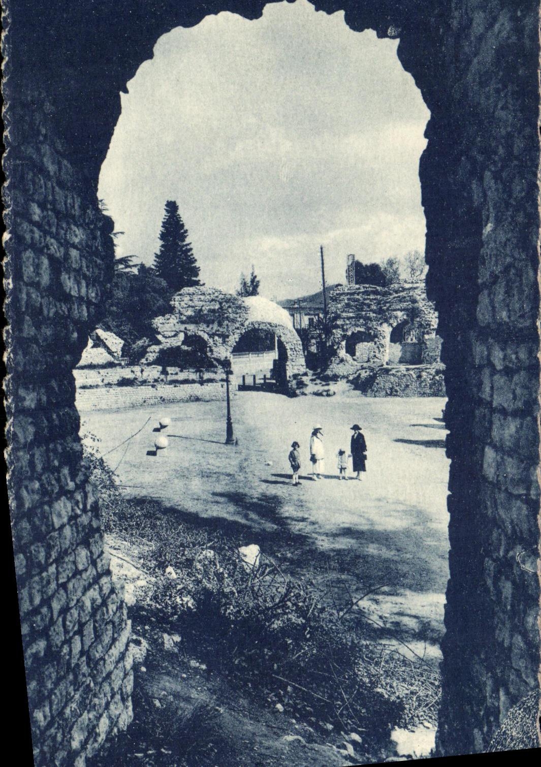 CPA Nice Cimiez Sous l Entree des Arenes