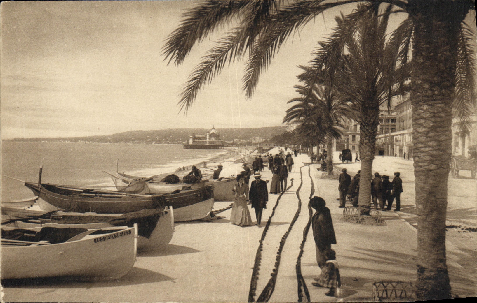 CPA Nice La Promenade des Anglais et le Palais de La Jetee Bateaux