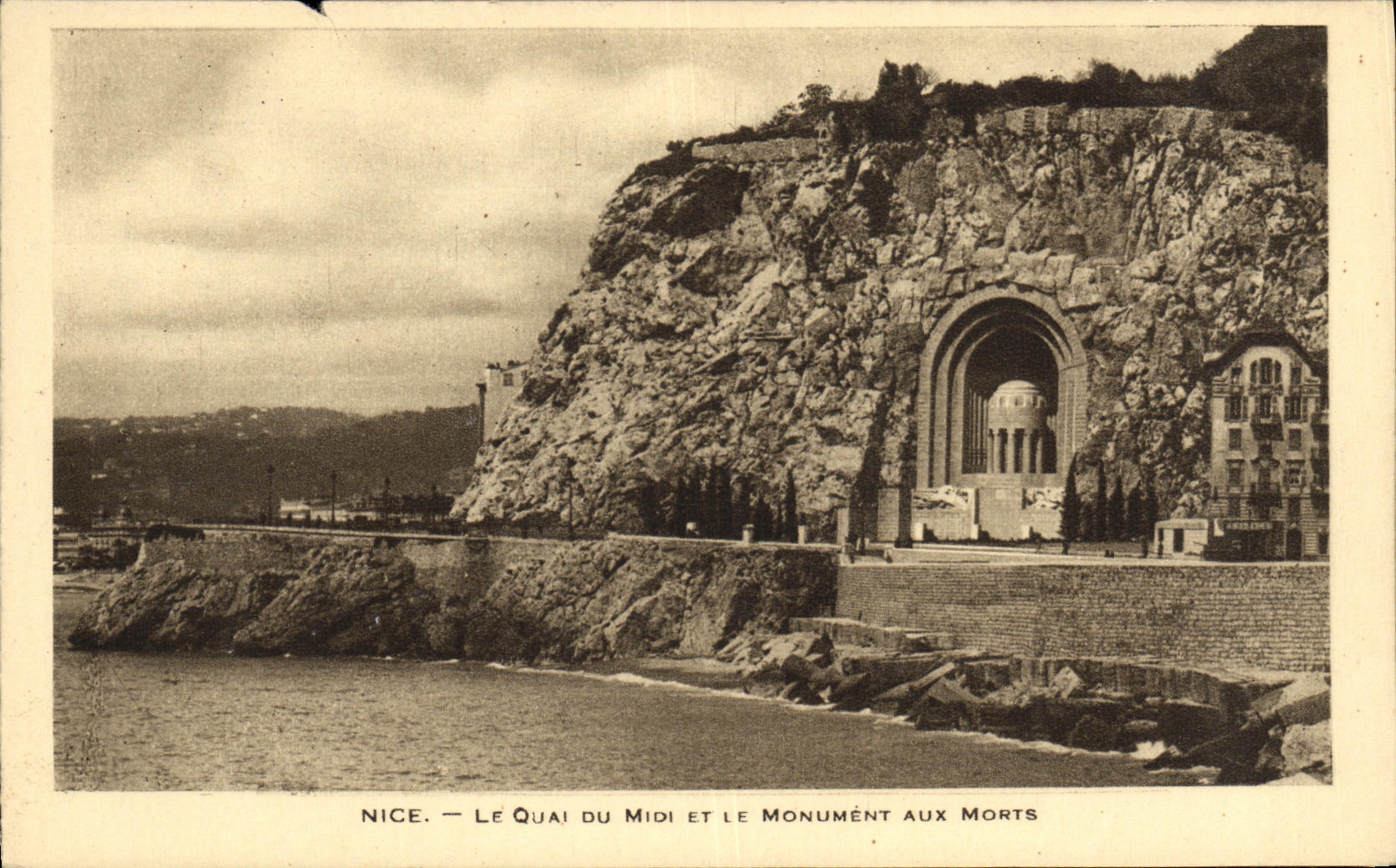 CPA Nice Le Quai Du Midi Et Le Monument Aux Morts