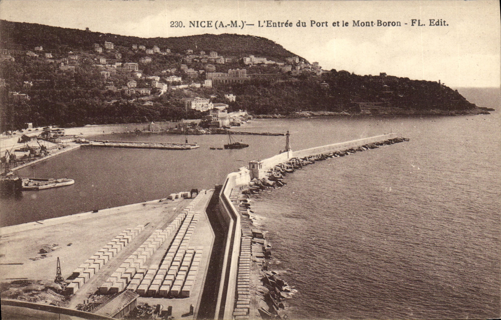 CPA Nice L Entree du Port et le Mont Boron