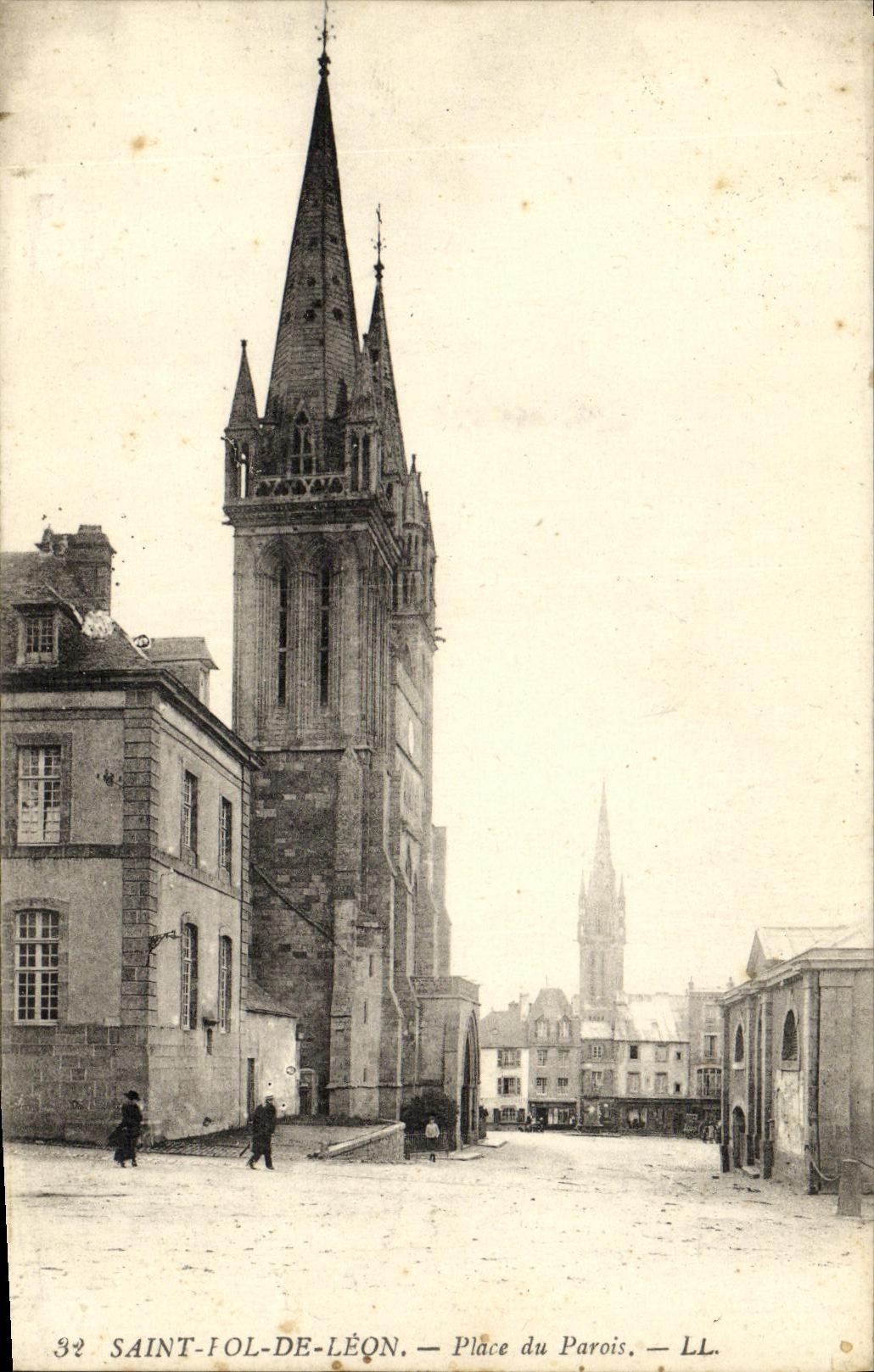 VINTAGE POSTCARD Saint pol  of Leon Places Walls