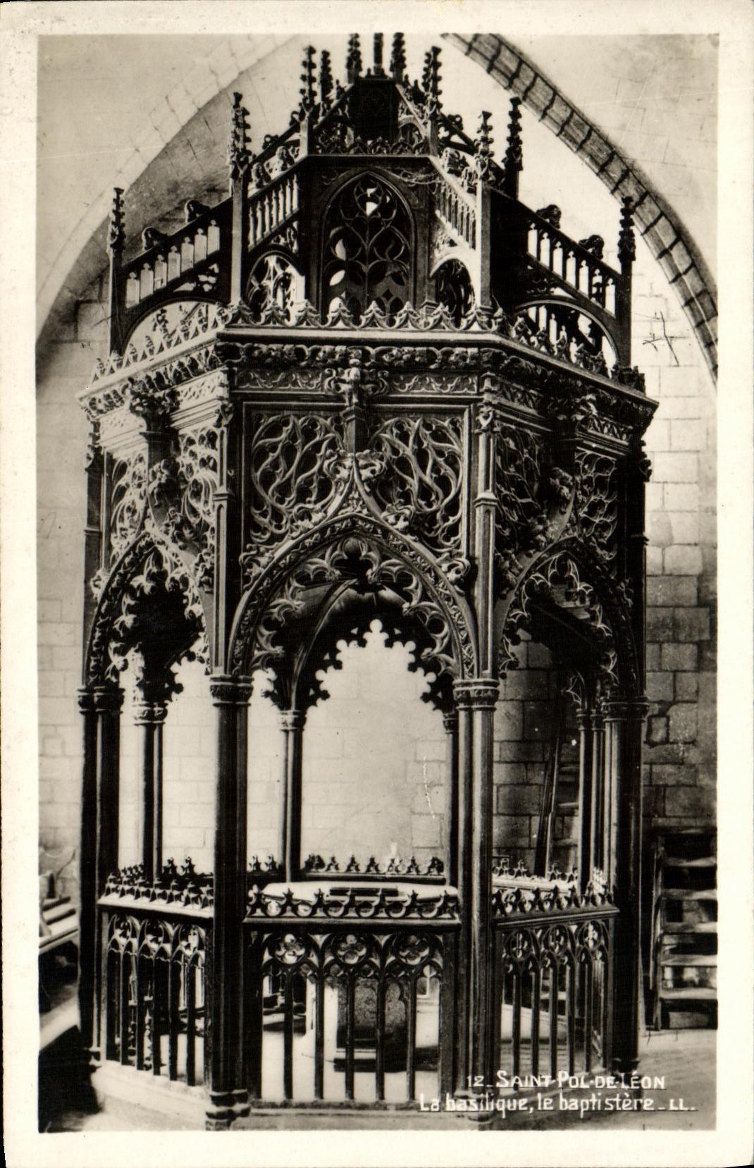 VINTAGE POSTCARD Holy pol  of Leon the Basilica the baptistry