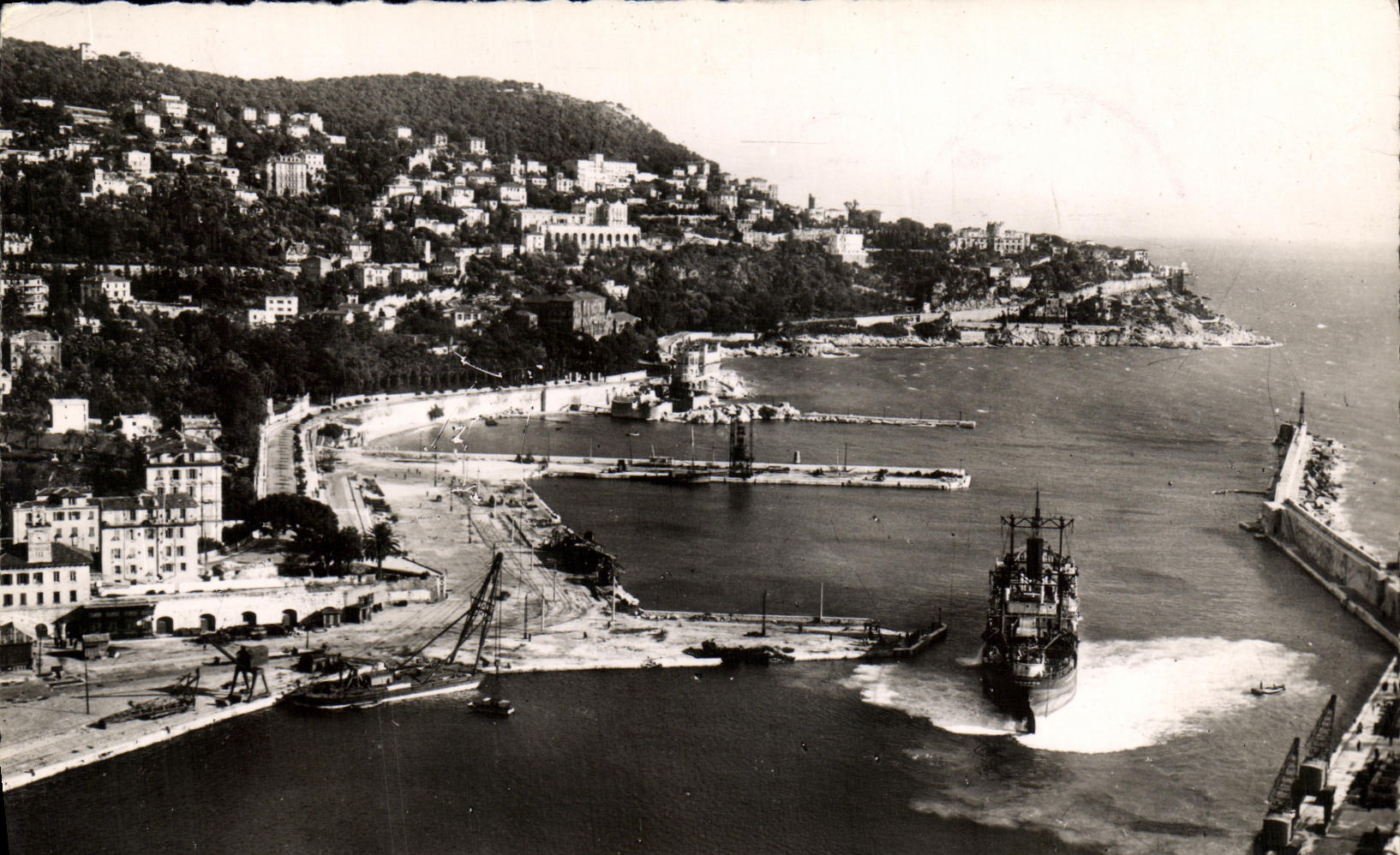 CPM Nice L Entree du port et le Mont Boron Bateau