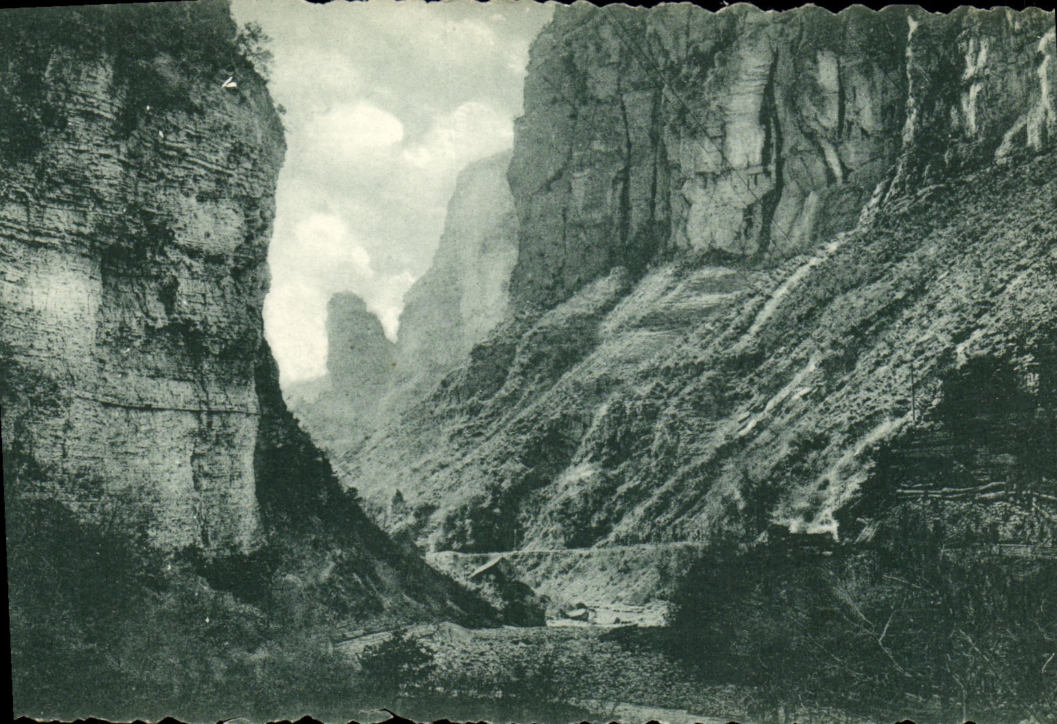 CPA Route des Alpes de Nice a Barcelonnette Gorges inferieures du Cians