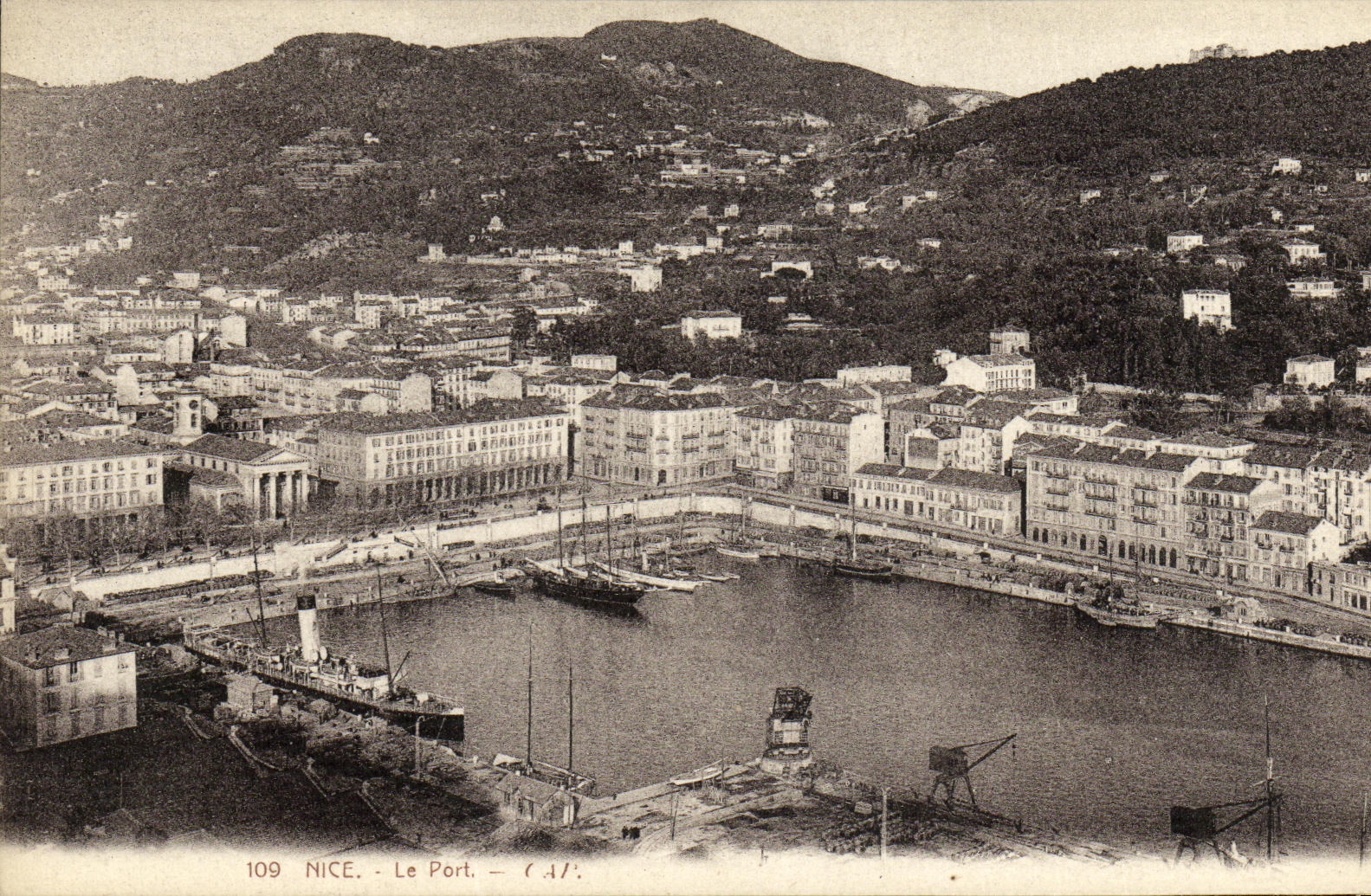 CPA Nice Le Port Bateaux