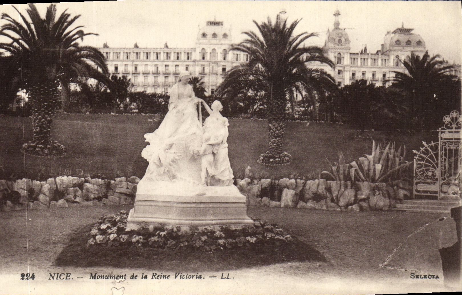 CPA Nice Monument de la Reine Victoria