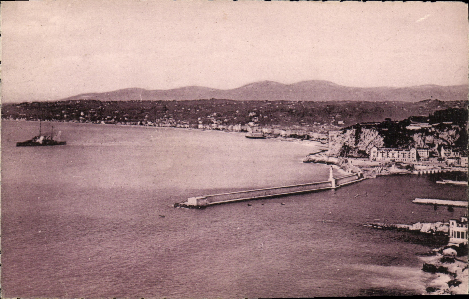 CPA Nice Saluee par un Cuirasse d escadre Bateau