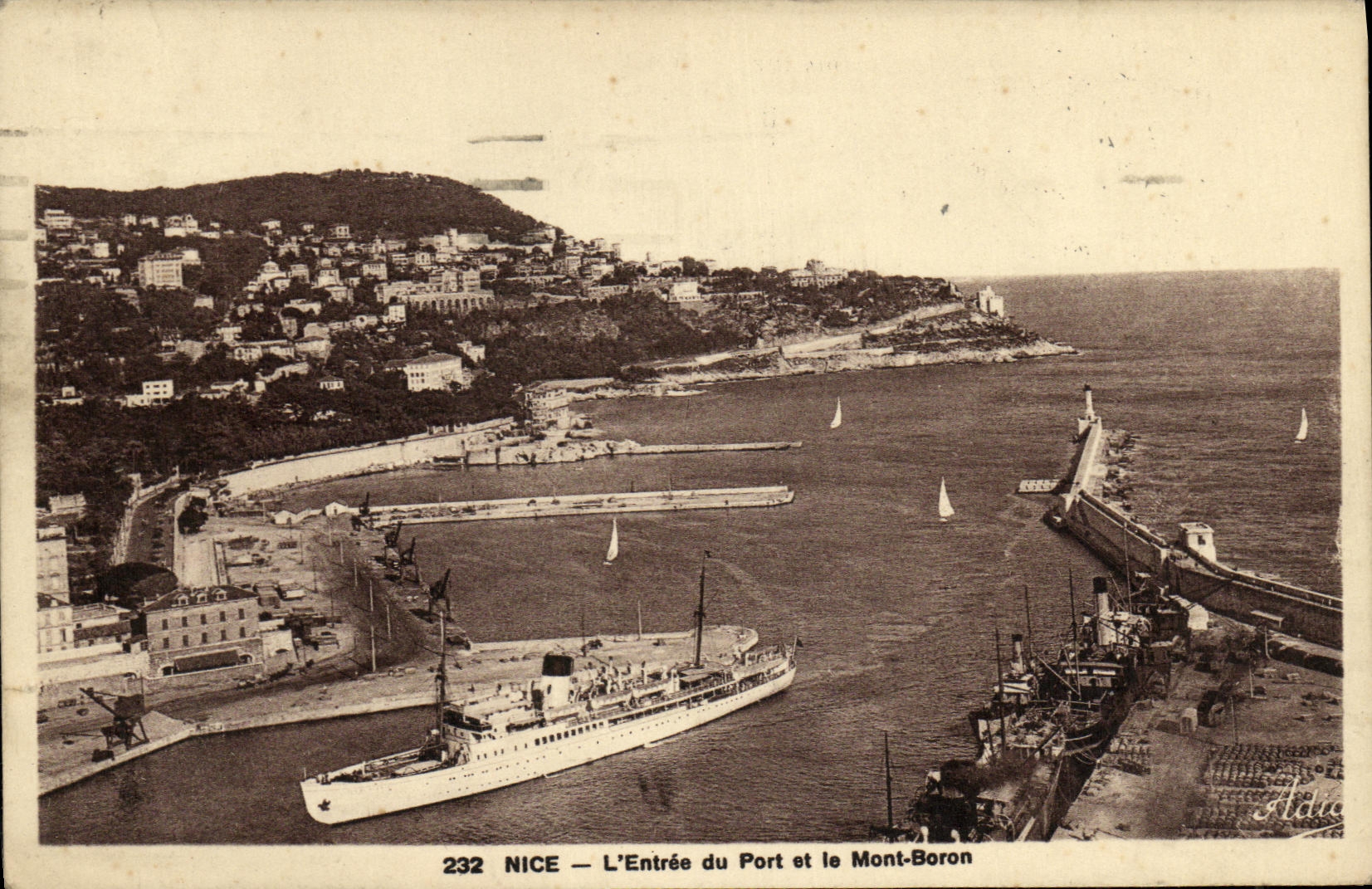 CPA Nice L Entree du Port et le Mont Boron Bateau