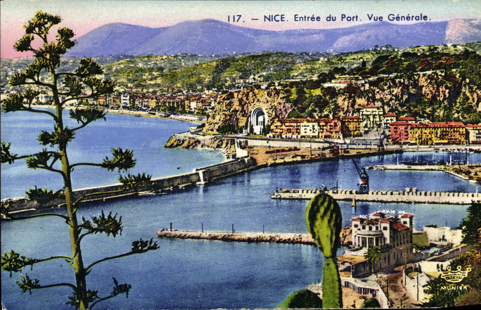 CPA Nice Entree du Port Vue Generale