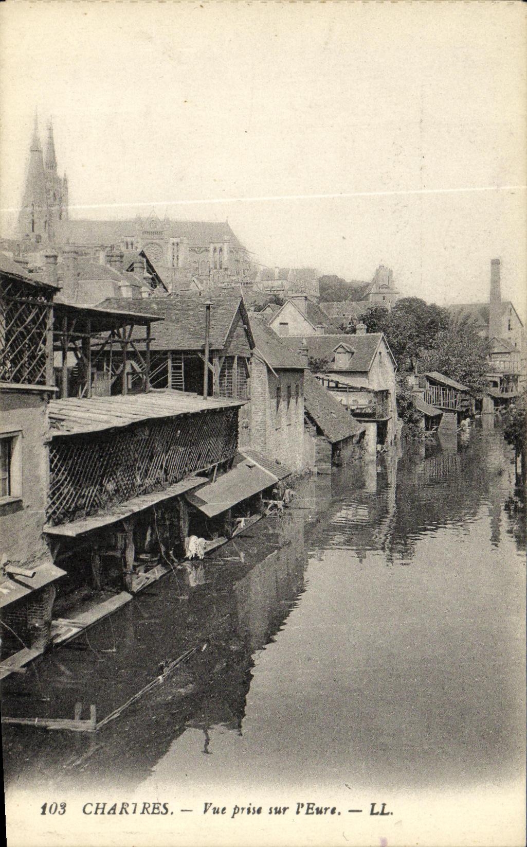 CPA Chartres Vue prise sur l Eure Lavoir