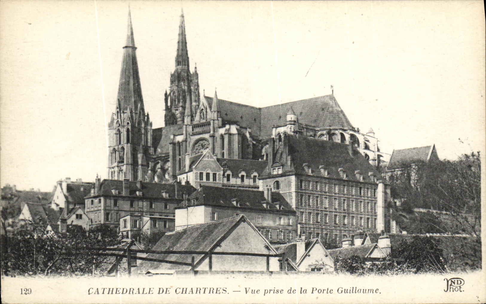 CPA Cathedrale de Chartres Vue prise de la Porte Guillaume