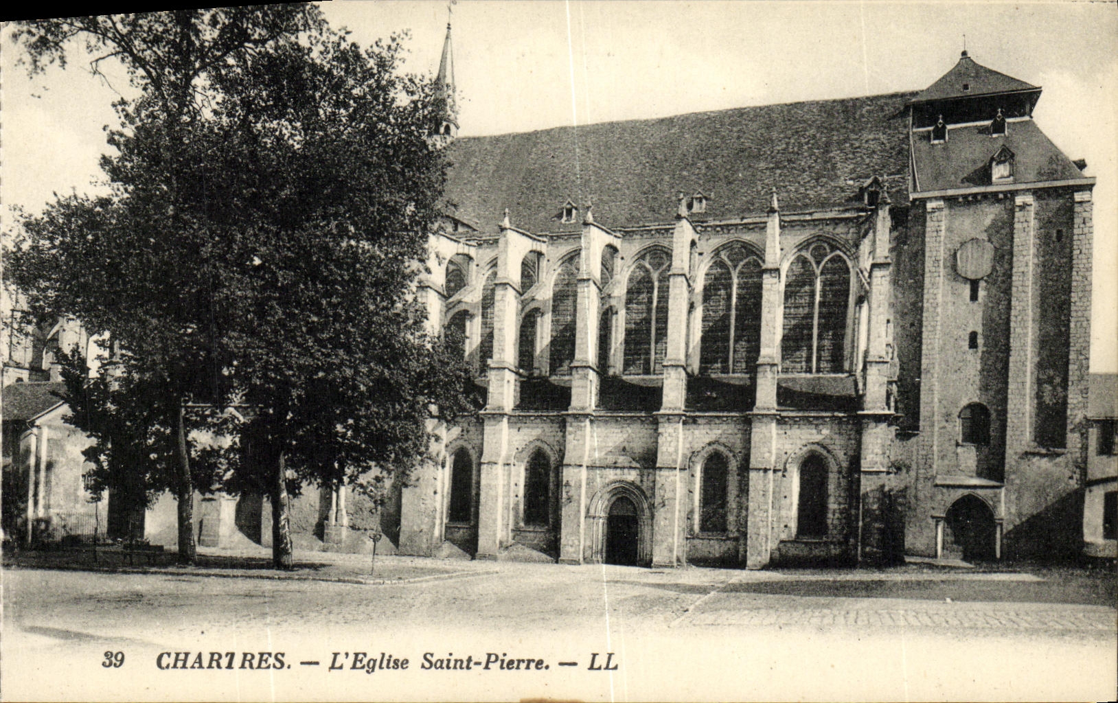 CPA Chartres L Egise Saint Pierre