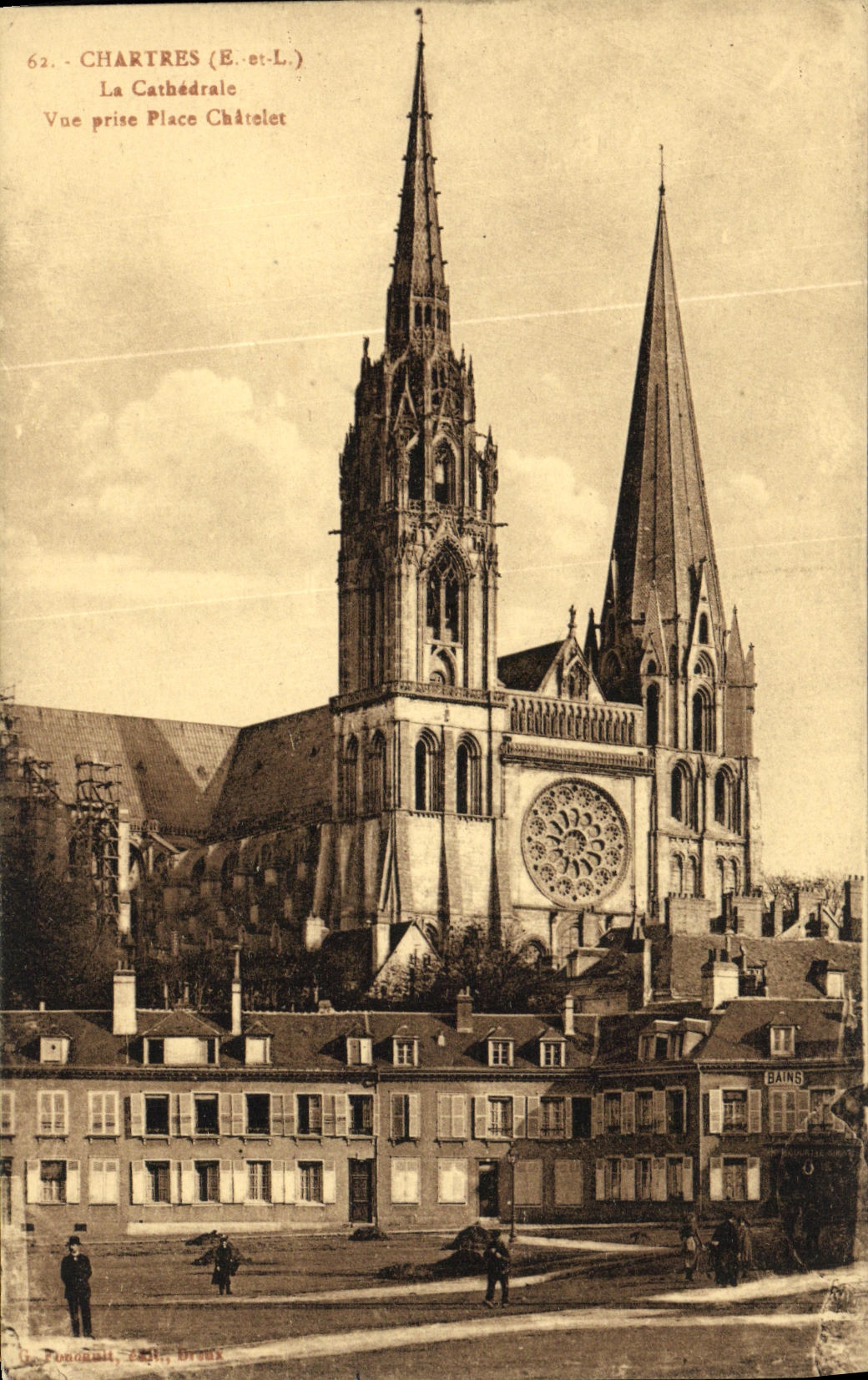 CPA Chartres La Cathedrale Vue prise Place Chatelet