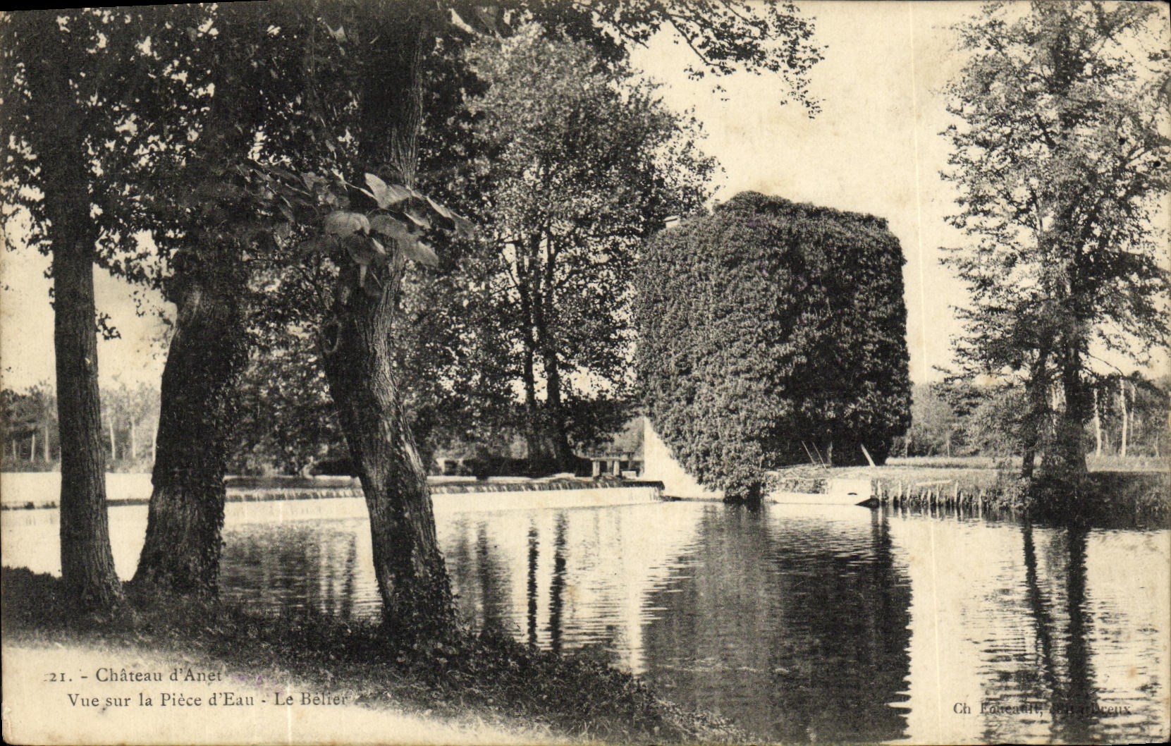 CPA Chateau d Anet Vue sur la piece d eau Le belier