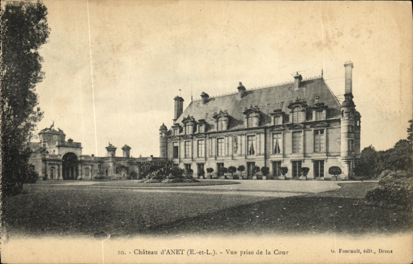 CPA Chateau d Anet Vue prise de la Cour