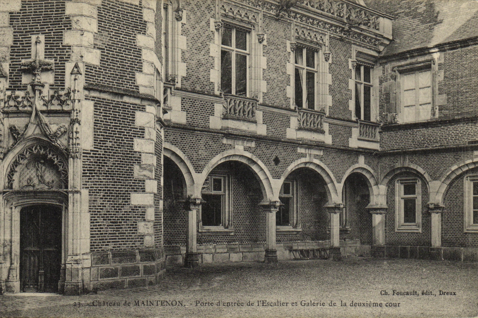 CPA Maintenon Chateau Porte d entree de l escalier et galerie de la deuxieme cour