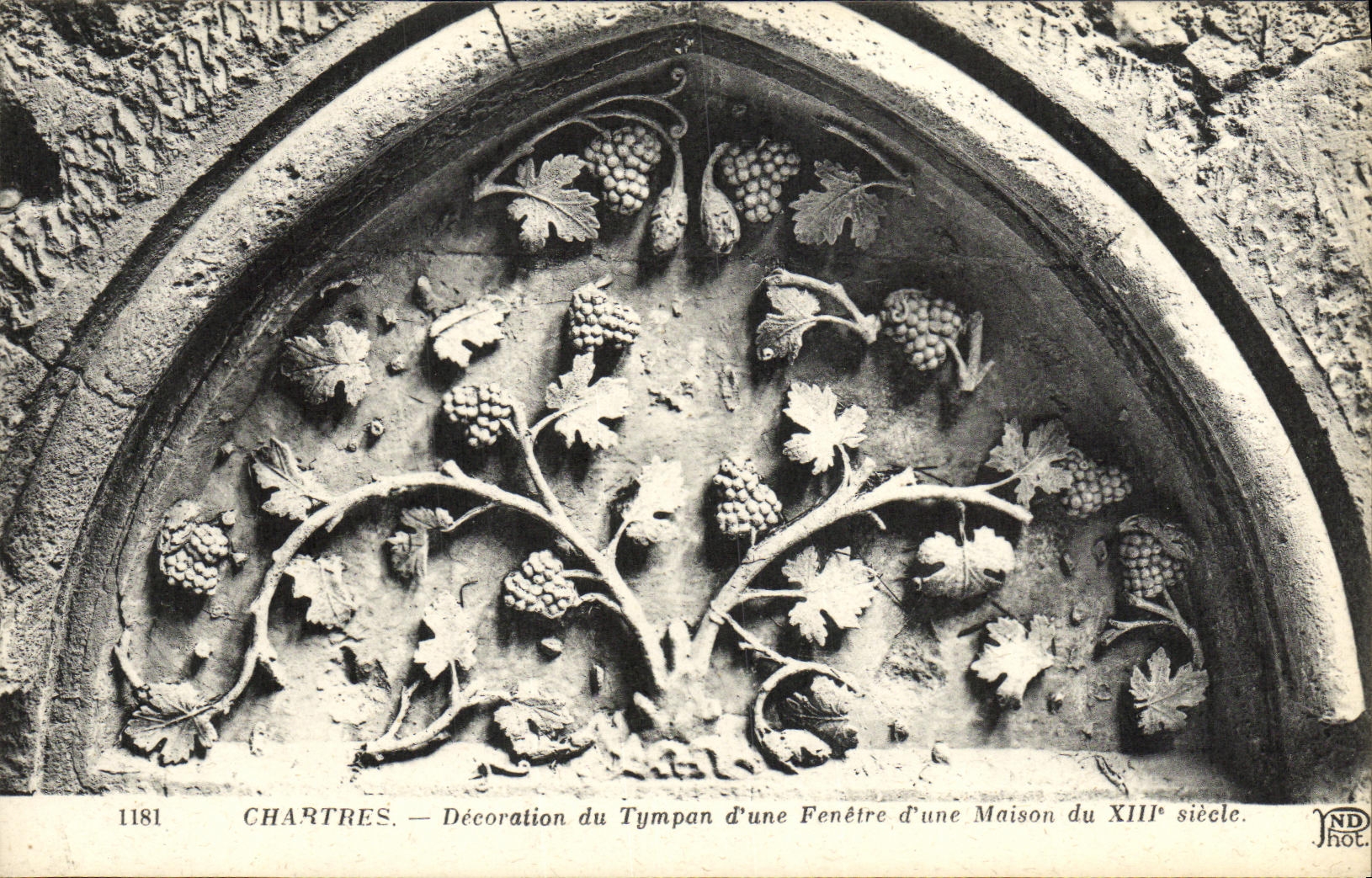 CPA Chartres Decoration du Tympan d Une Fenetre d une Maison du 13eme
