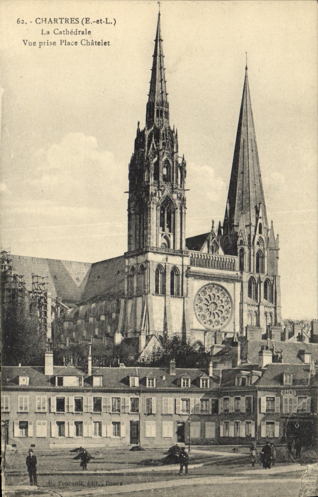 CPA Chartres La Cathedrale Vue Prise Place Chatelet