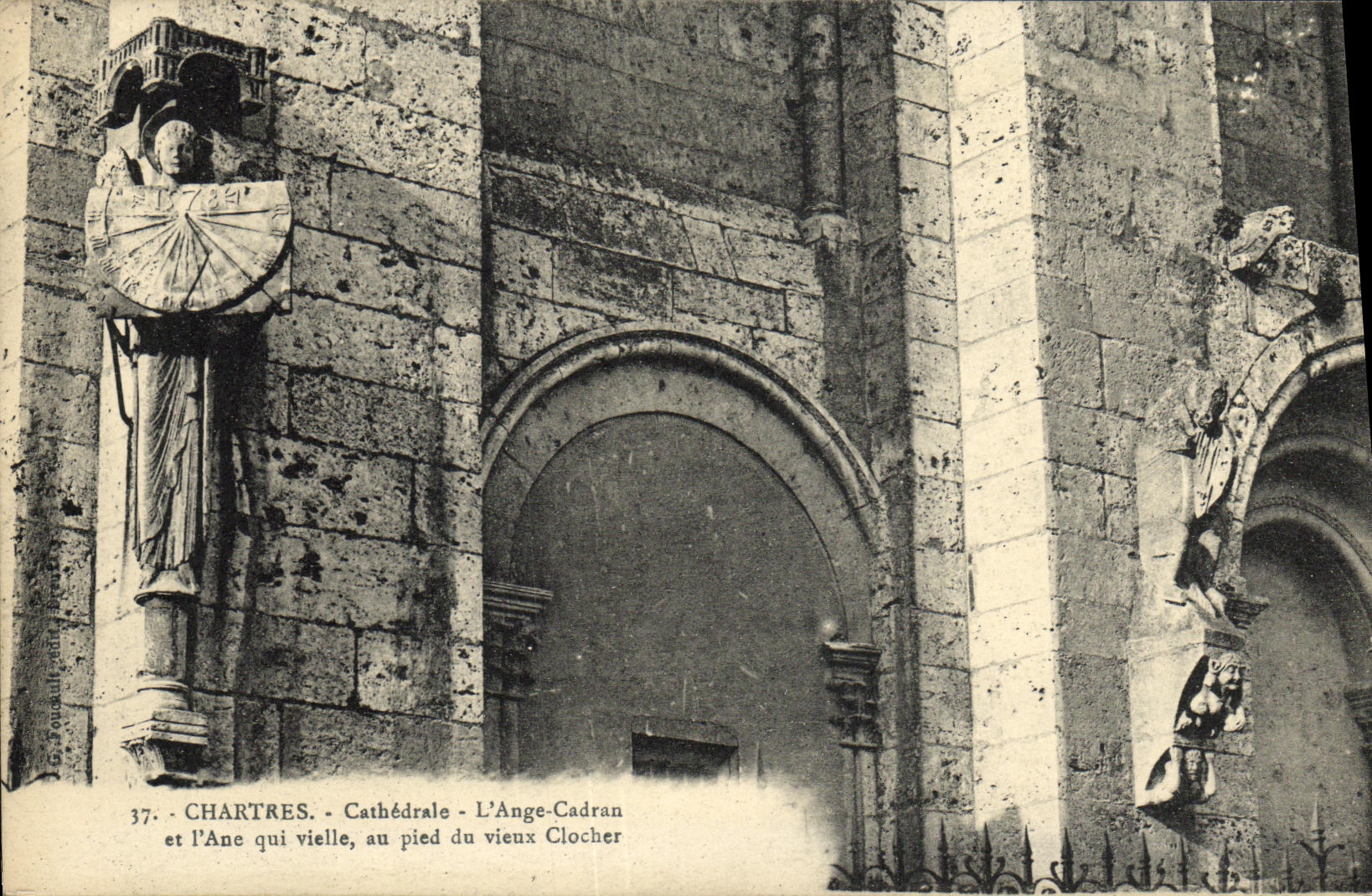 CPA Chartres La Cathedrale L Ange Cadran et l ane qui vielle au pied du clocher