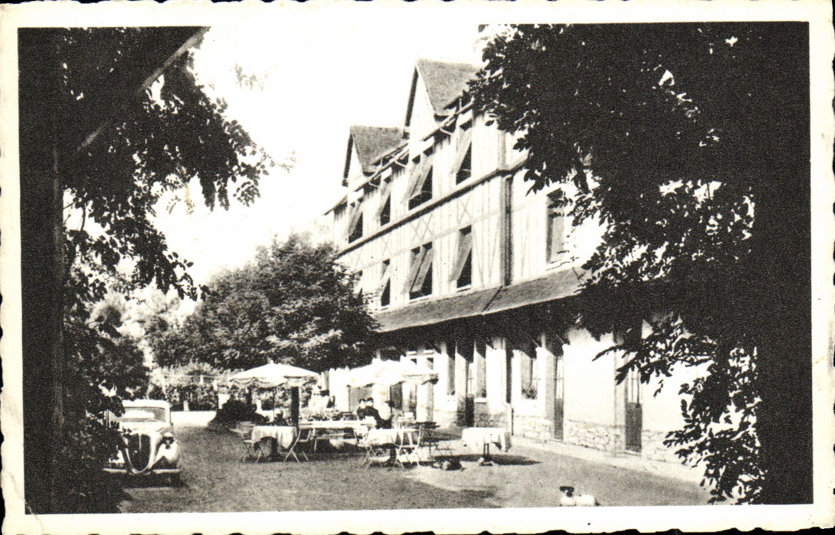 CPA Hotel Saint Jacques Cloyes Vue Sur la Cour Interieure les Chambres le restaurant et la terrasse