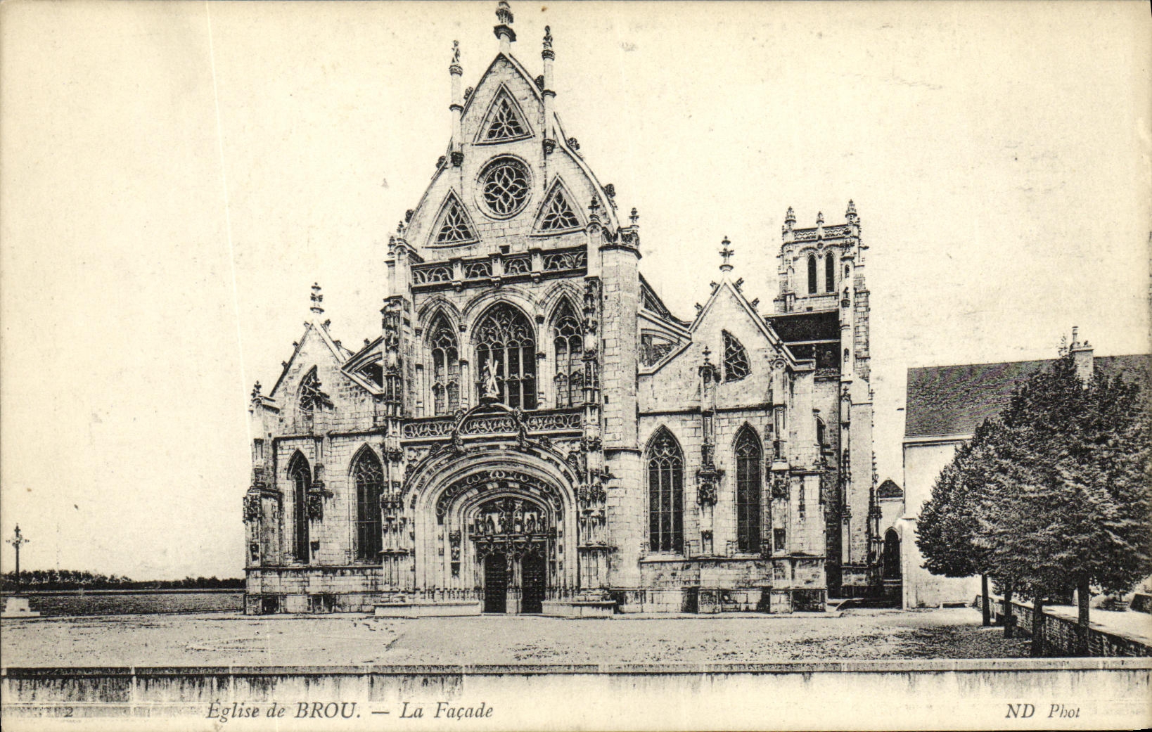 CPA Eglise de Brou La Facade
