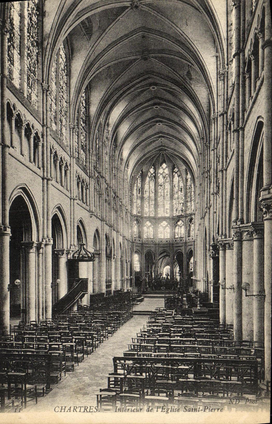 CPA Cathedrale de Chartres Interieur de L Eglise Saint Pierre