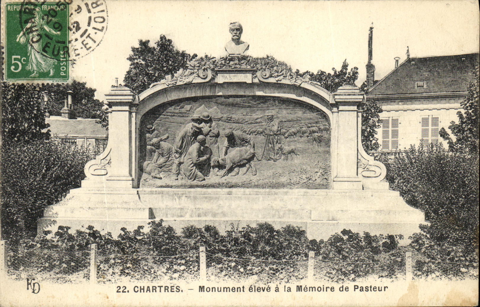 CPA Cathedrale de Chartres Monument eleve a la Memoire de Pasteur