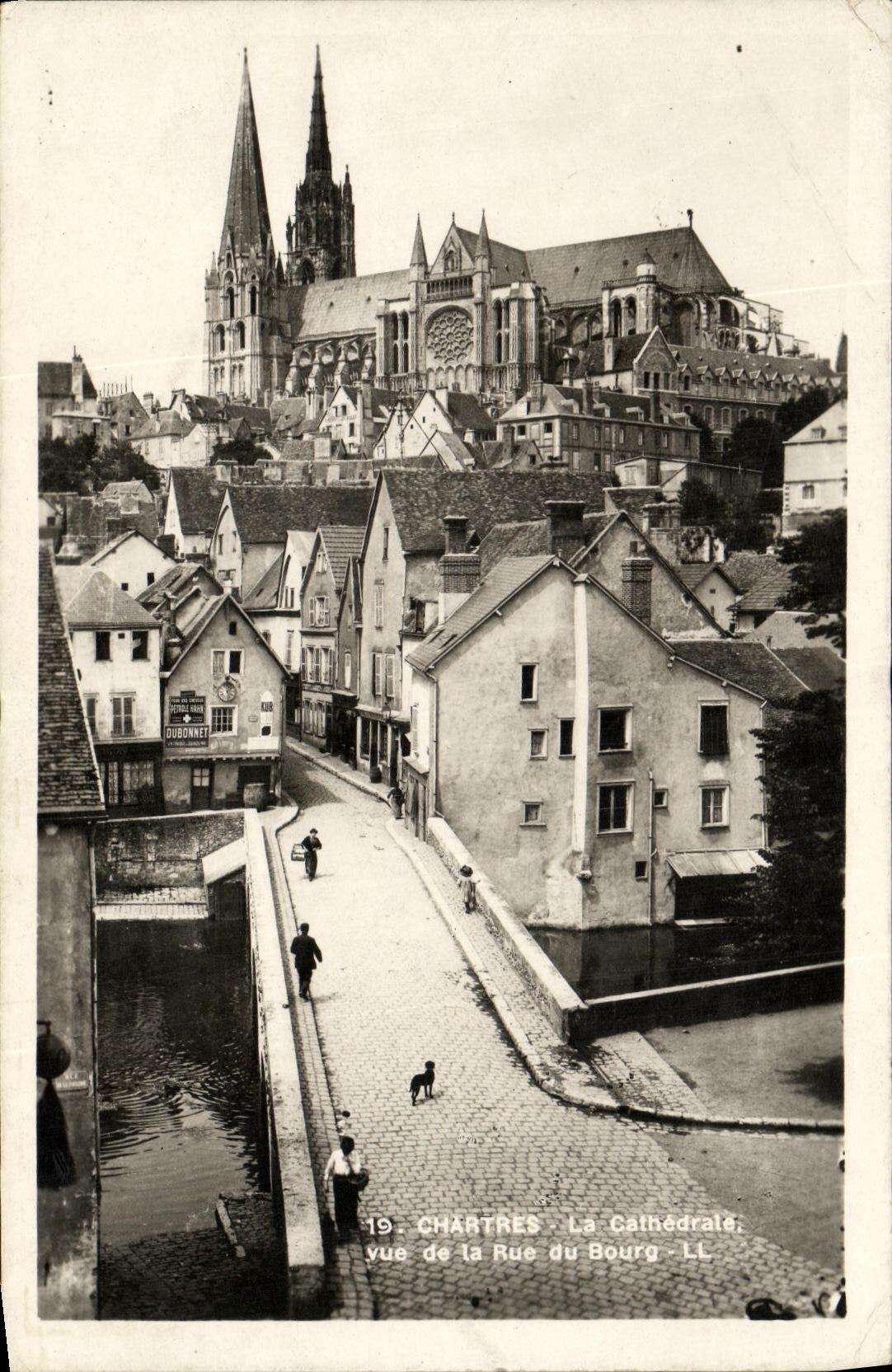 CPA Cathedrale de Chartres Vue de la Rue Du Bourg