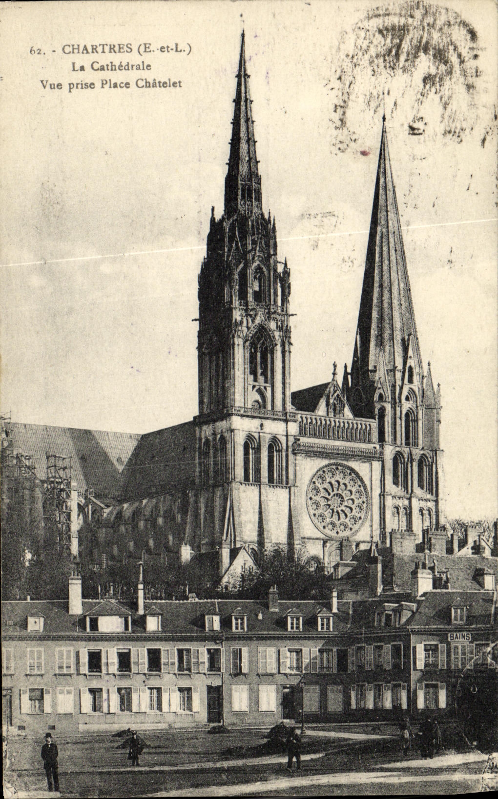 CPA Cathedrale de Chartres Vue prise Place Chatelet