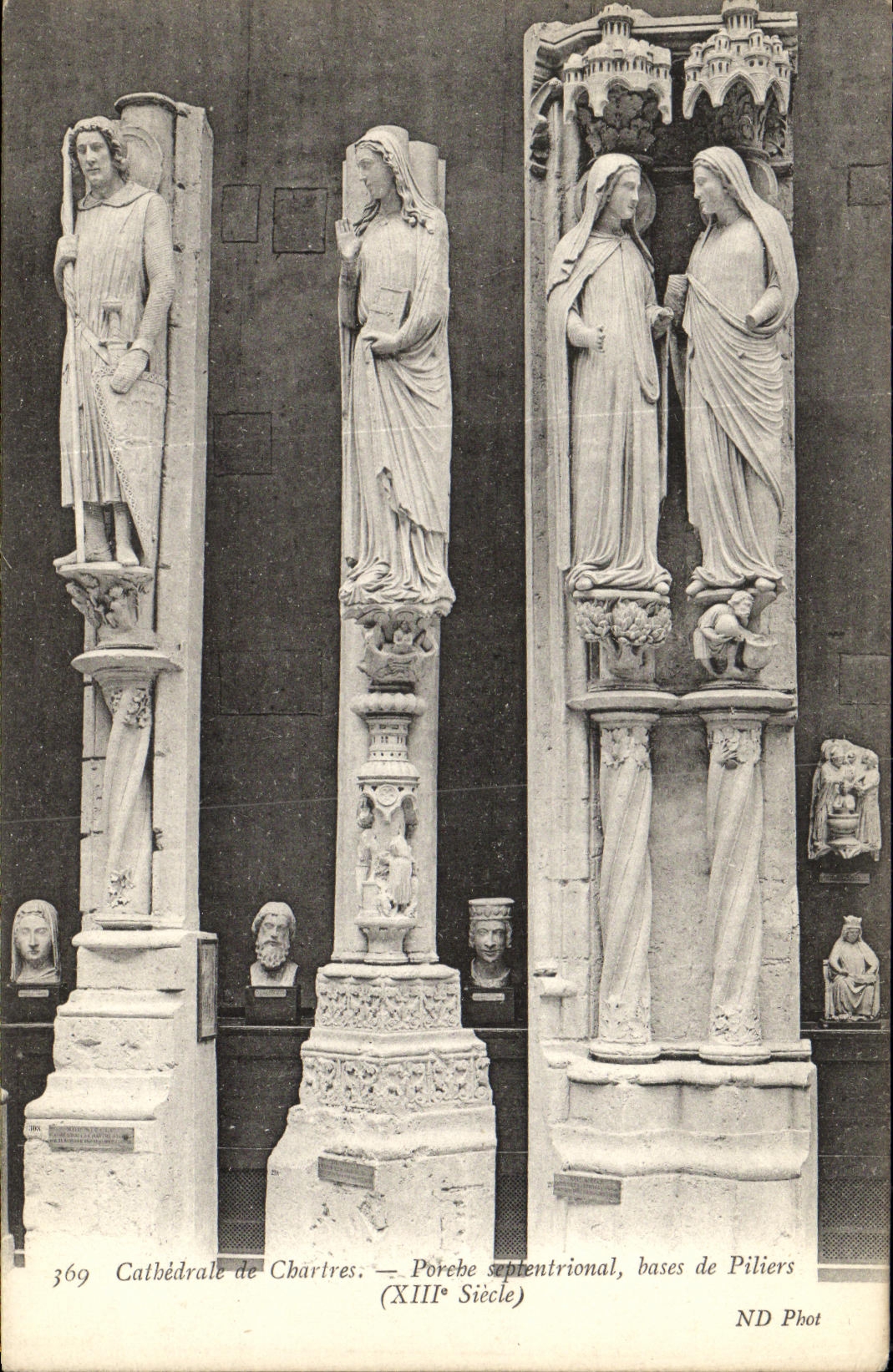 CPA Cathedrale de Chartres Porche septentrional Bases de piliers