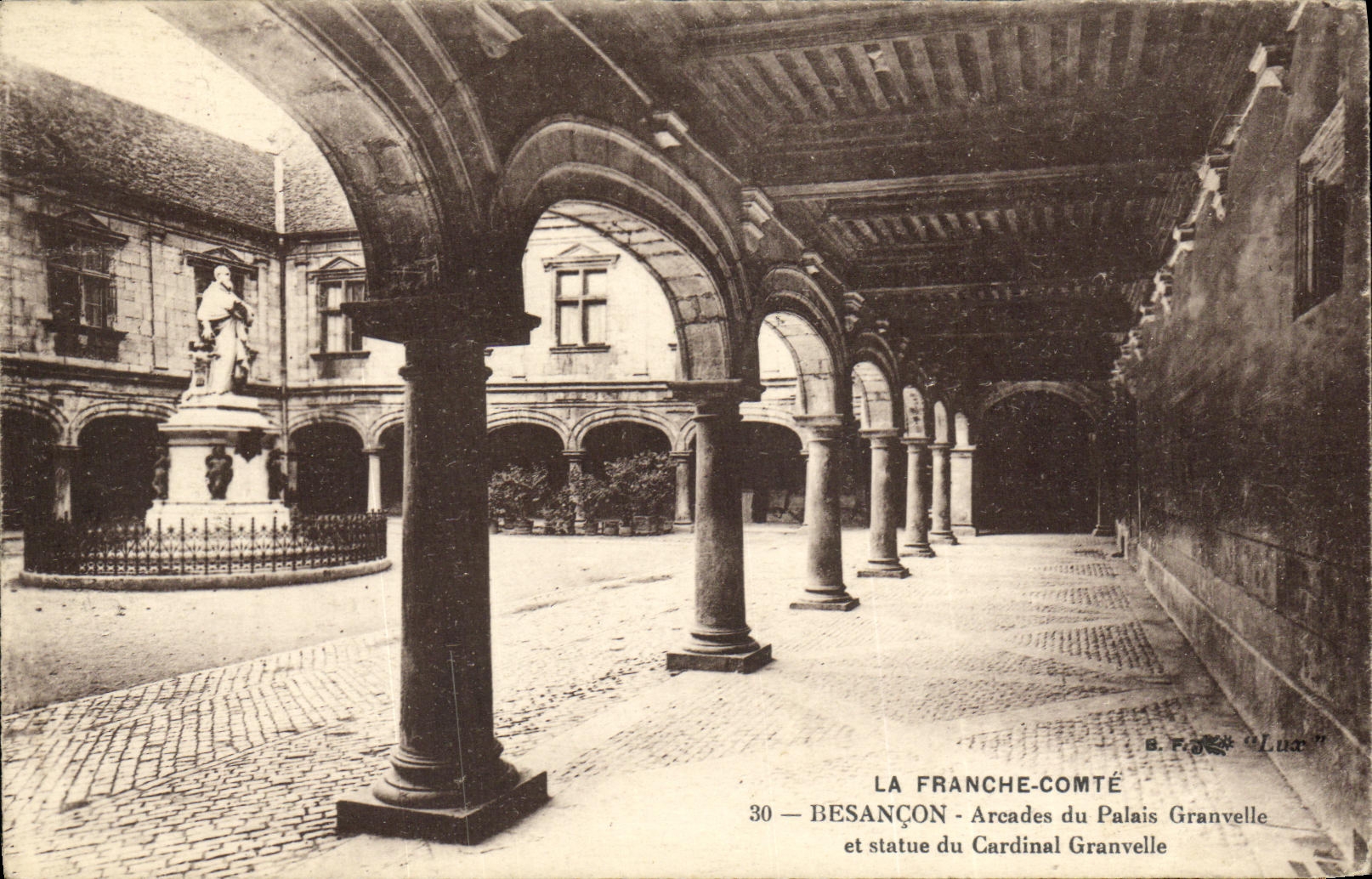 CPA Besancon Arcades du Palais Granvelle et Statue du Cardinal Granvelle