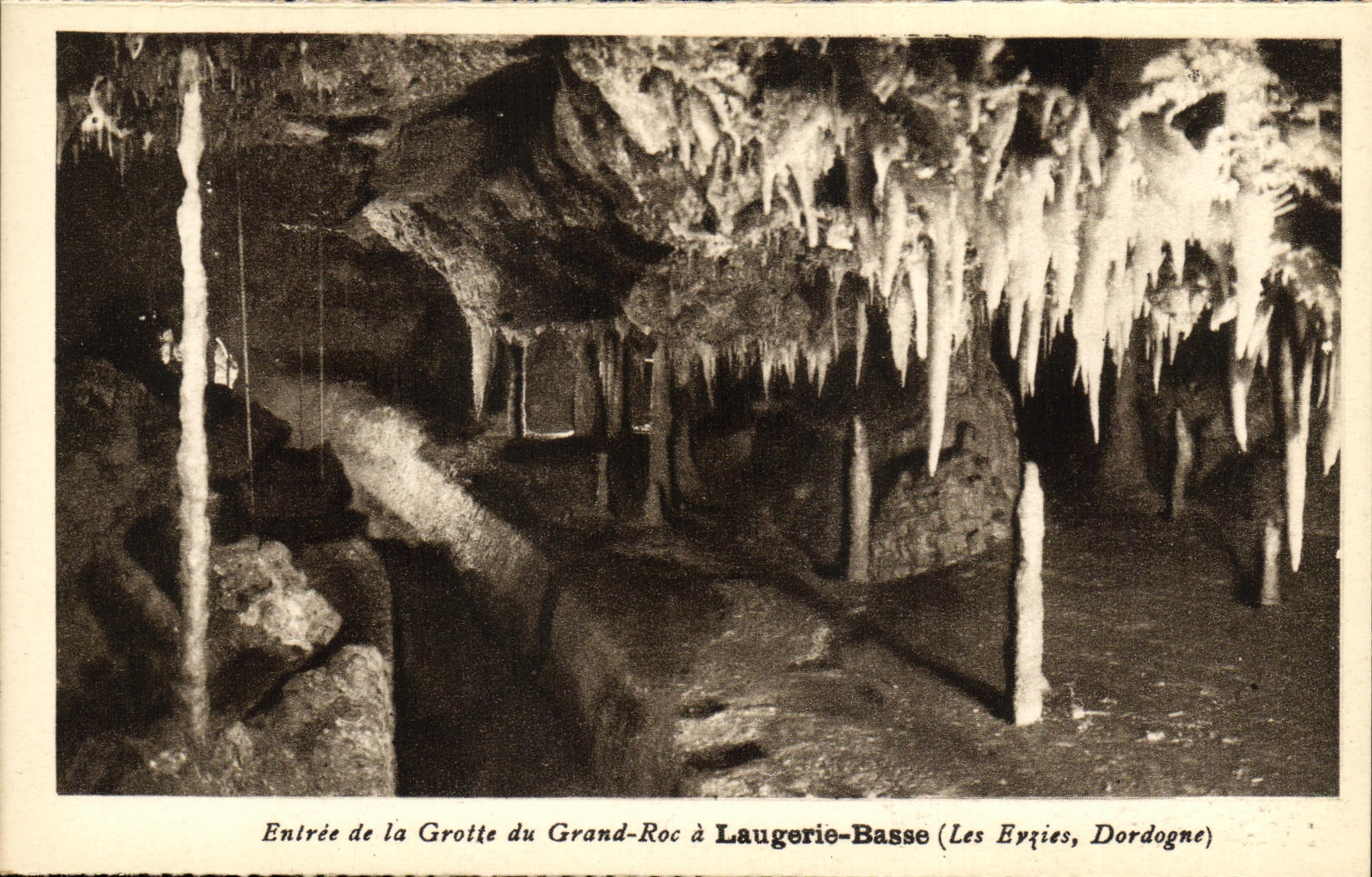CPA Laugerie Basse Entree de la Grotte du Grand Roc