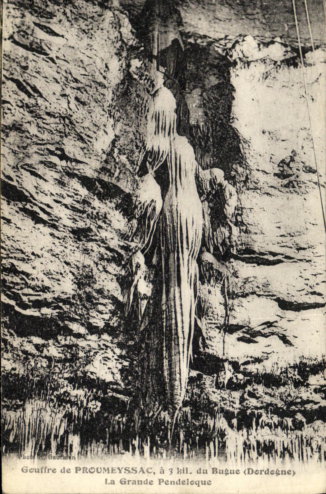 VINTAGE POSTCARD Pit of Proumeyssac of Bugue the large pendeloque one