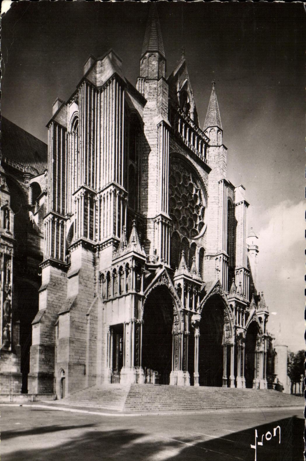 CPM Chartres La Cathedrale Portail Sud