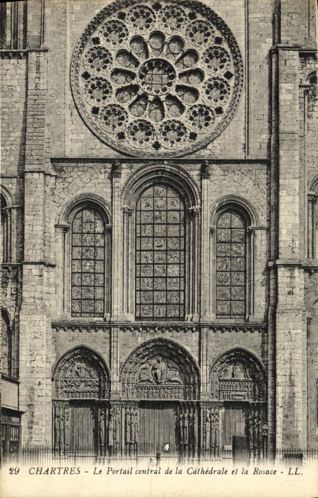 CPA Chartres Le Pottail Central de la Cathedrale et la Rosace