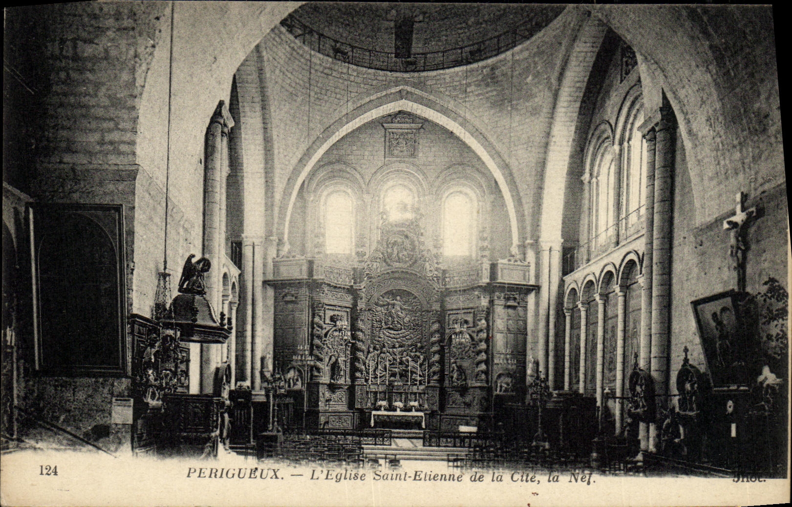 CPA Perigueux L Eglise Saint Etienne de la Cite la Nef