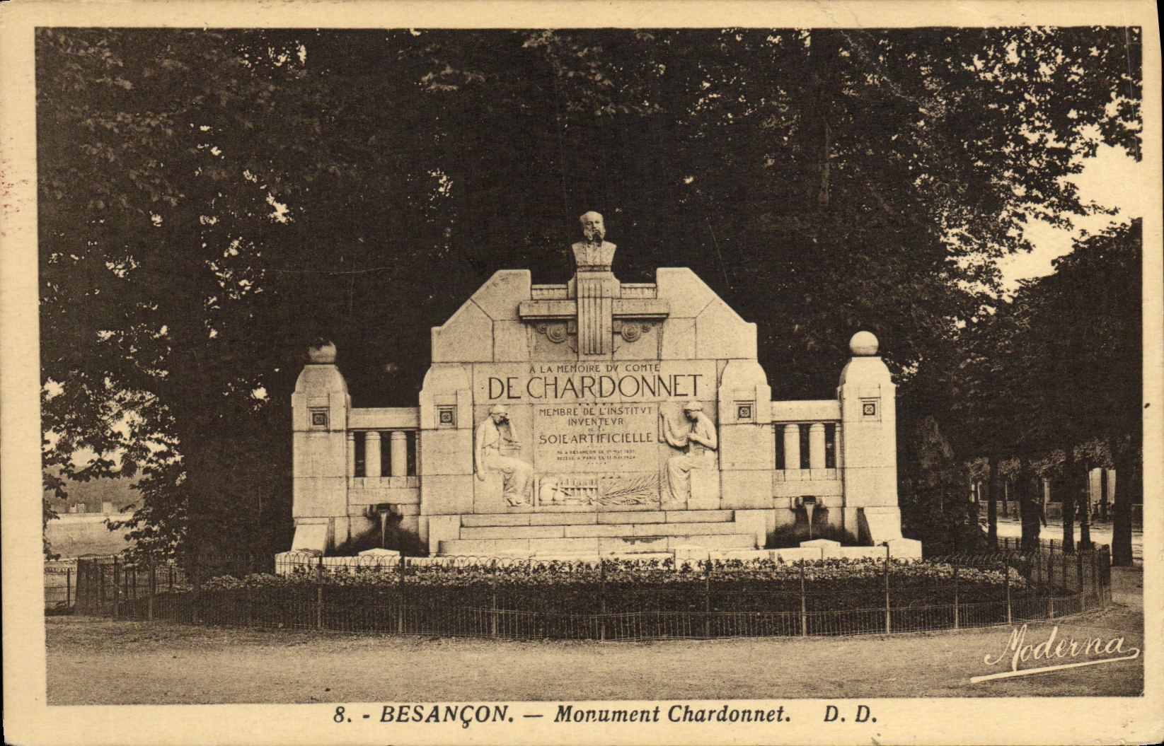 VINTAGE POSTCARD Besancon Monument Hanging post
