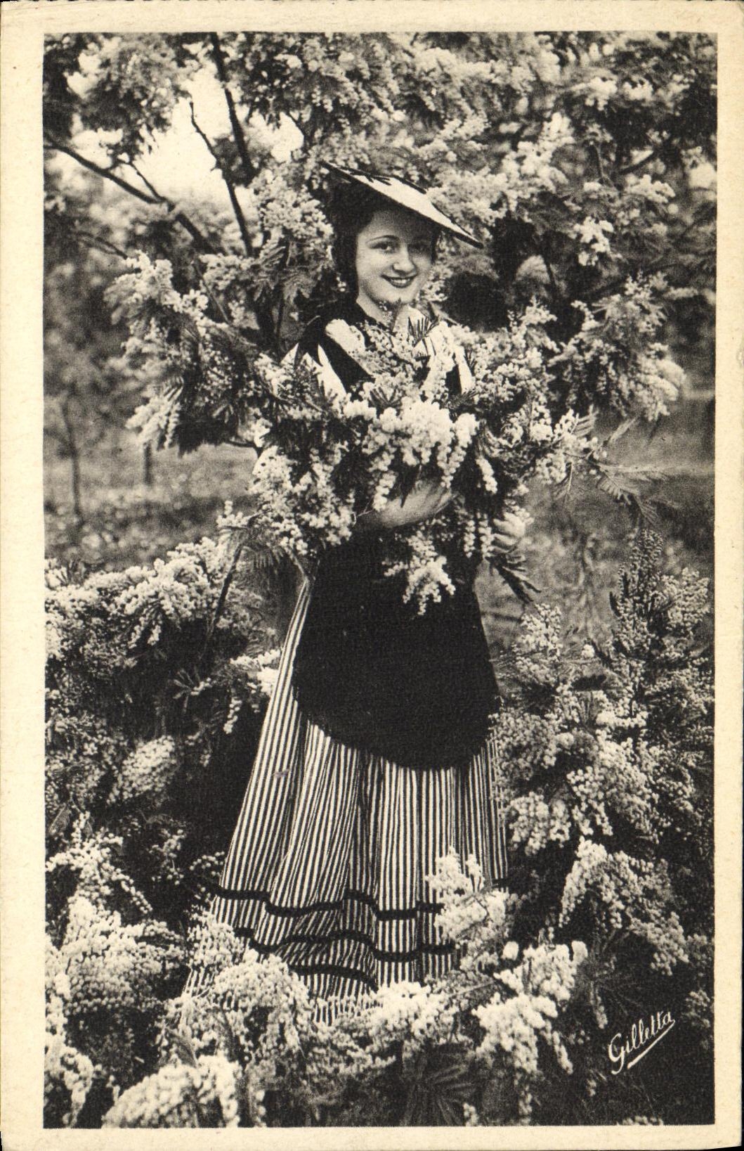 CPA La Cote D Azur Costume du Pays Femme Folklore