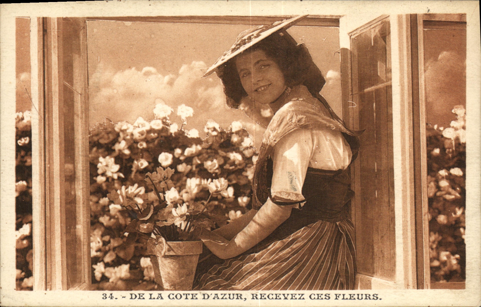 CPA De La Cote D Azur Recevez Ces fleurs Folklore Femme
