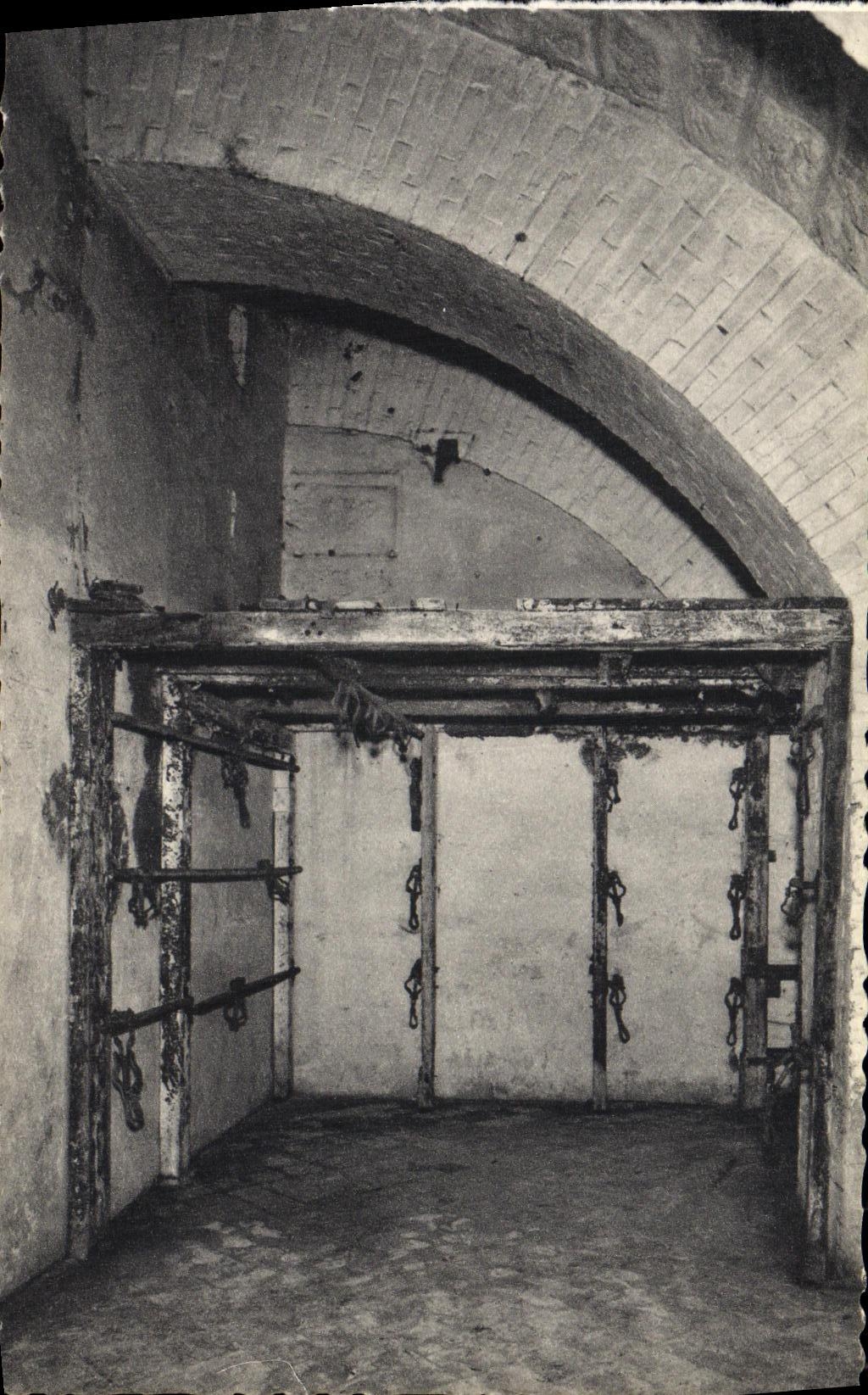 POSTAL de la VENDIMIA fort de Vaux la enfermeria fort de Vaux adentro de la tapa el cuarto del doctor el ensanchador de Militaria de las ayudas