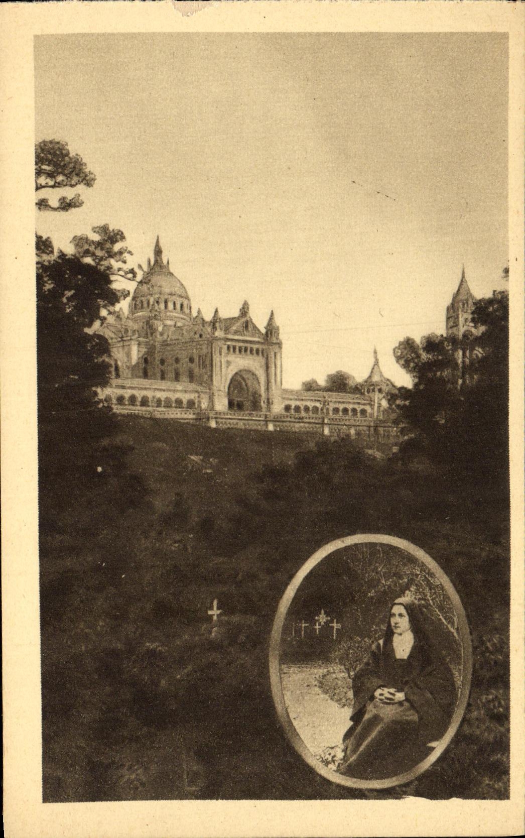 CPA La Basilique de Lisieux Vue des jardins du Carmel