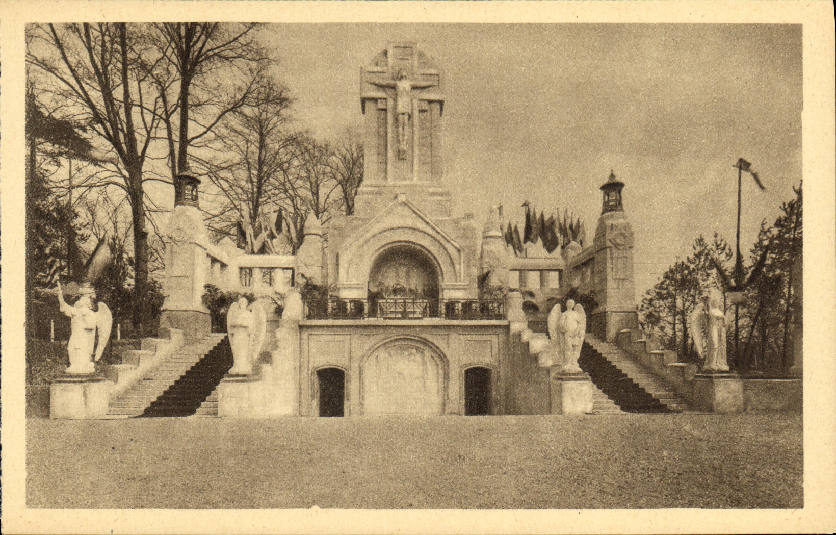 CPA La Basilique de Lisieux Le Chemin de Croix 14eme Station et Calvaire monumental