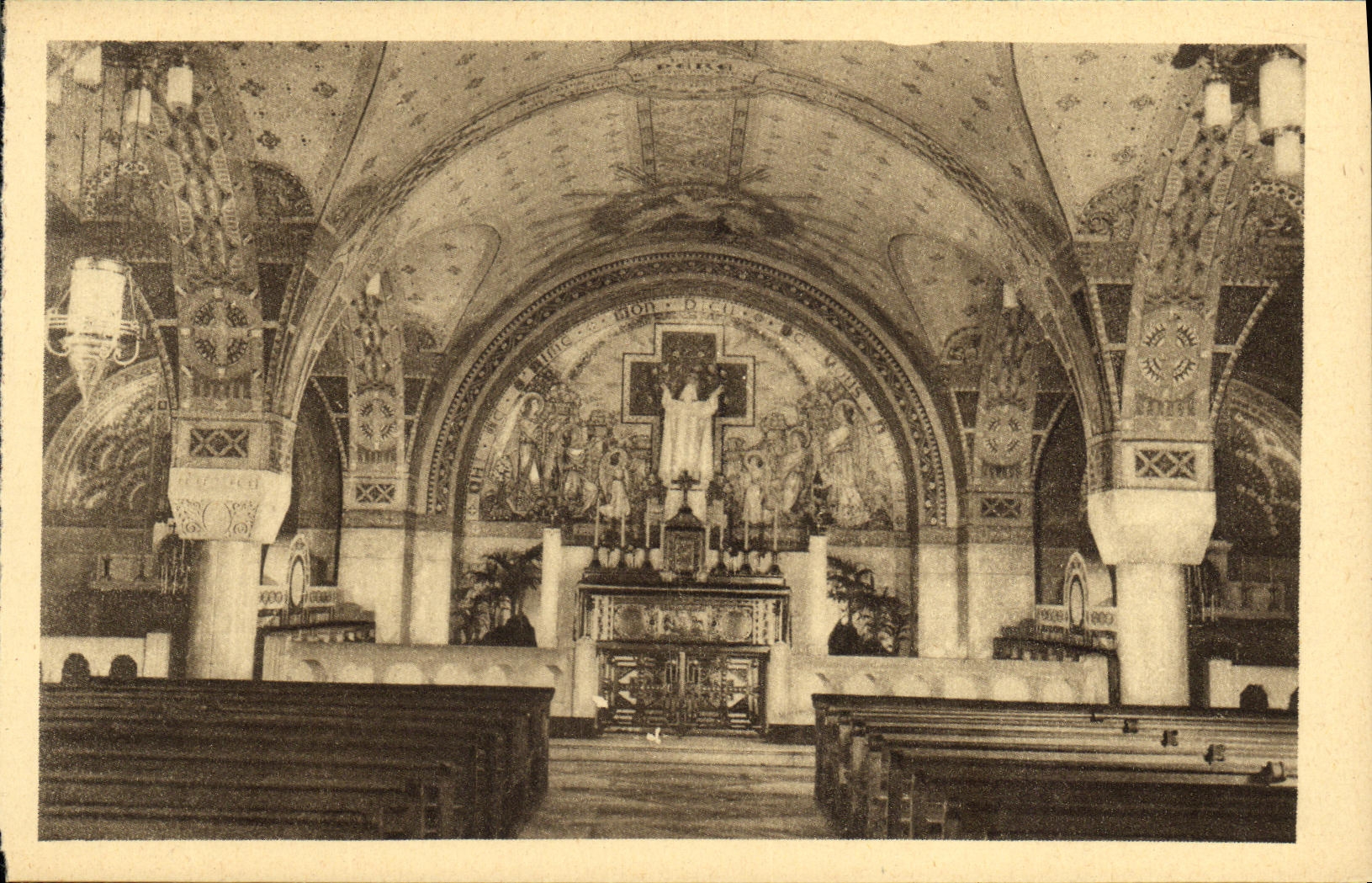 CPA La Basilique de Lisieux La Crypte Le Choeur